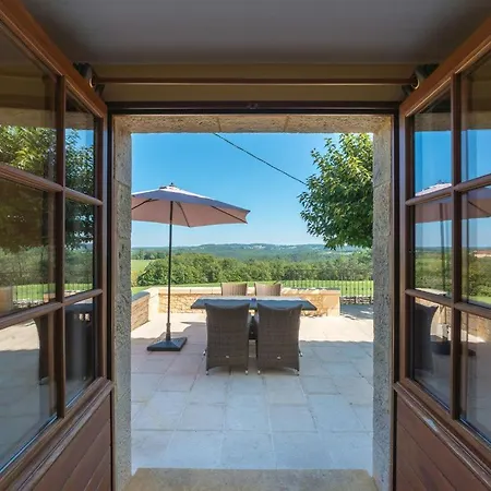 La Tour Du Fauconnier Holiday home Sergeac